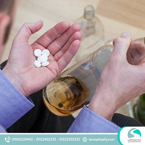 خلط الكحول مع المخدرات والأدوية: المخاطر القاتلة، التداخلات الدوائية، وخطة العلاج الآمن المعتمدة طبيًا 2026 1 خلط الكحول مع المخدرات والأدوية؟ (التعريف الطبي الدقيق)